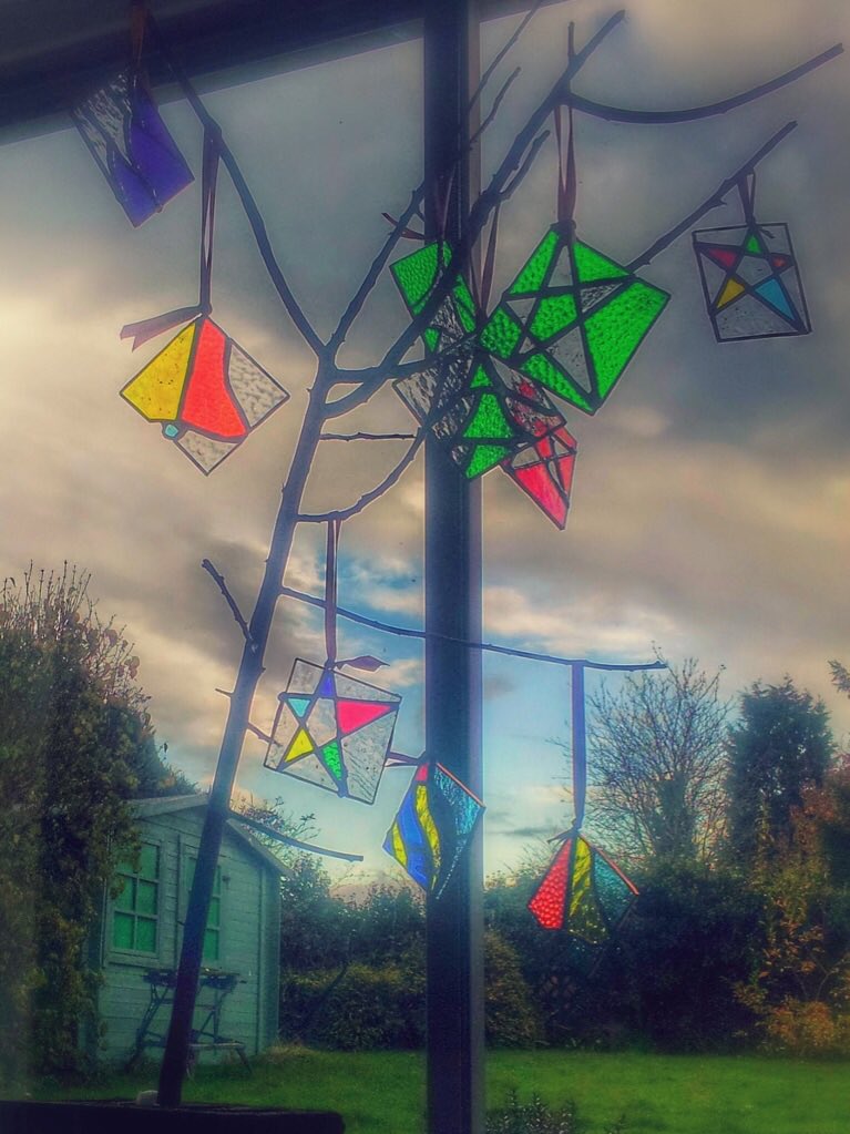 Time to make your own Stained Glass Xmas Decoration - I'll help. #dolittleglass #KenilworthHr 
Choose from many designs.