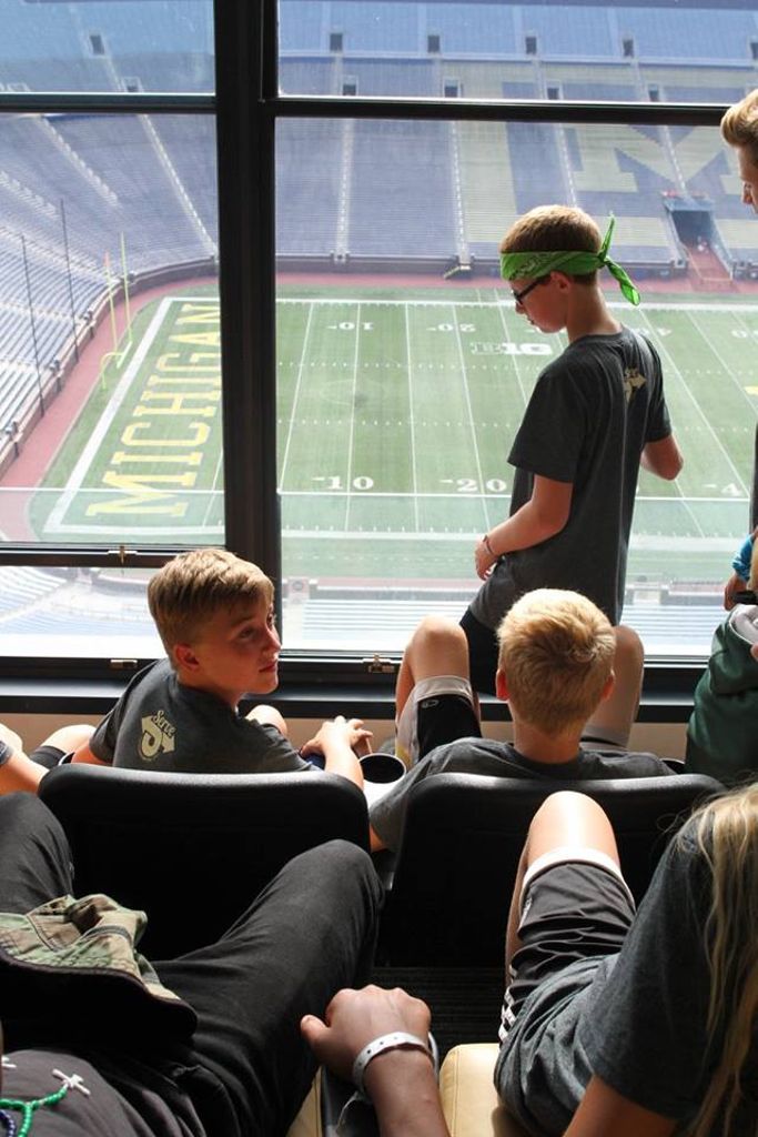 ThereforeGoMin's tweet photo. Remember that time that the middle schoolers at #annarborSERVE got to go to the #BigHouse. Yeah... That was cool. #SERVE2017 #Throwback https://t.co/oOJT5vK5ED