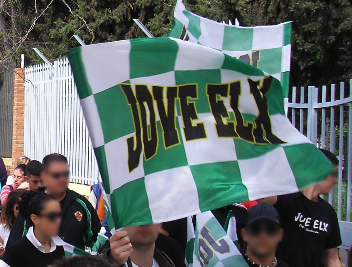 JoveElx82's tweet photo. Esta jornada llévate nuestra bandera+camiseta por 20€ y de regalo 2 llaveros #CDIlicitano y un buen pack de pegatinas variadas https://t.co/FBDluhjcCl