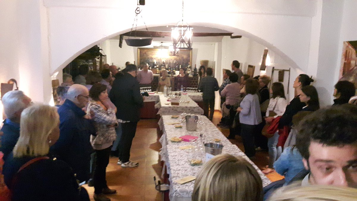 EHDBioOrganic's tweet photo. Comenzando nuestra cata en el #RestauranteMilan en #SanClemente con nuestro #VegaLucia #Airen #Extraseco. https://t.co/a95ND0CJ7Z
