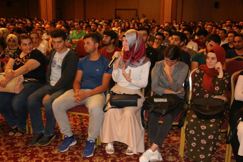 GSB_KYGM's tweet photo. Derin bilgi 📚 birikimi ve keyifli sohbeti ile tıp💉öğrencilerinin hoşgörü 😉 timsali hocası Prof. Dr. Sinan Canan KYK'lı gençlerle... #Pranga https://t.co/PumAklyfCU