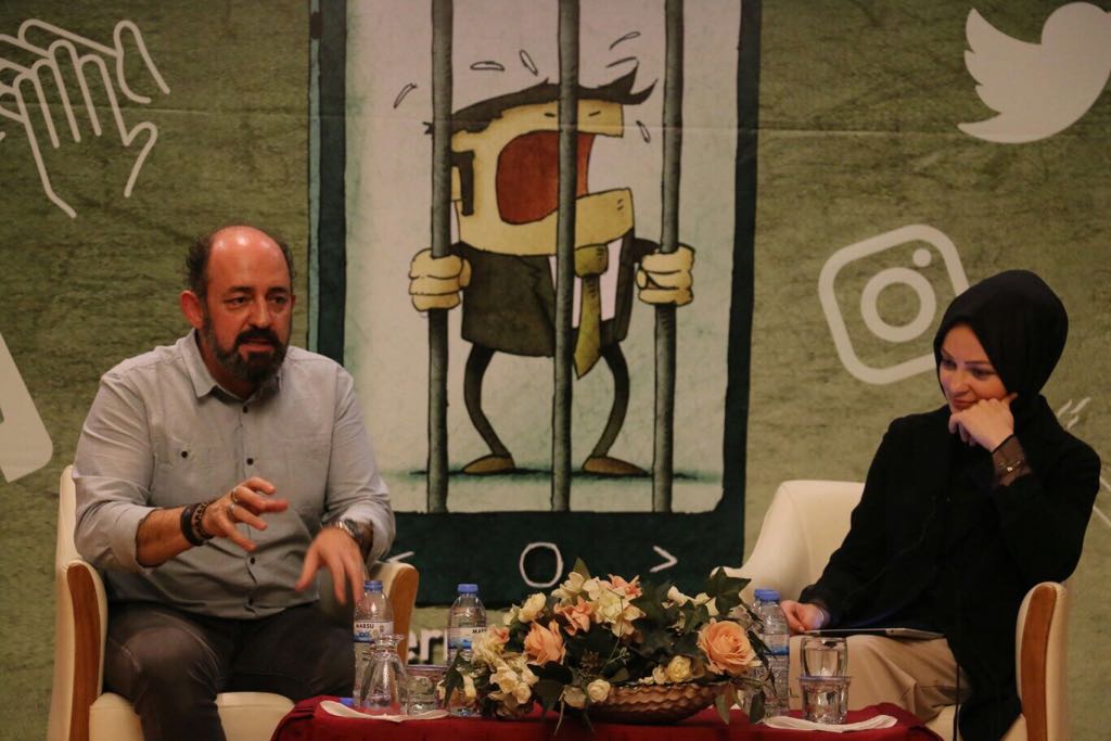GSB_KYGM's tweet photo. Derin bilgi 📚 birikimi ve keyifli sohbeti ile tıp💉öğrencilerinin hoşgörü 😉 timsali hocası Prof. Dr. Sinan Canan KYK'lı gençlerle... #Pranga https://t.co/PumAklyfCU