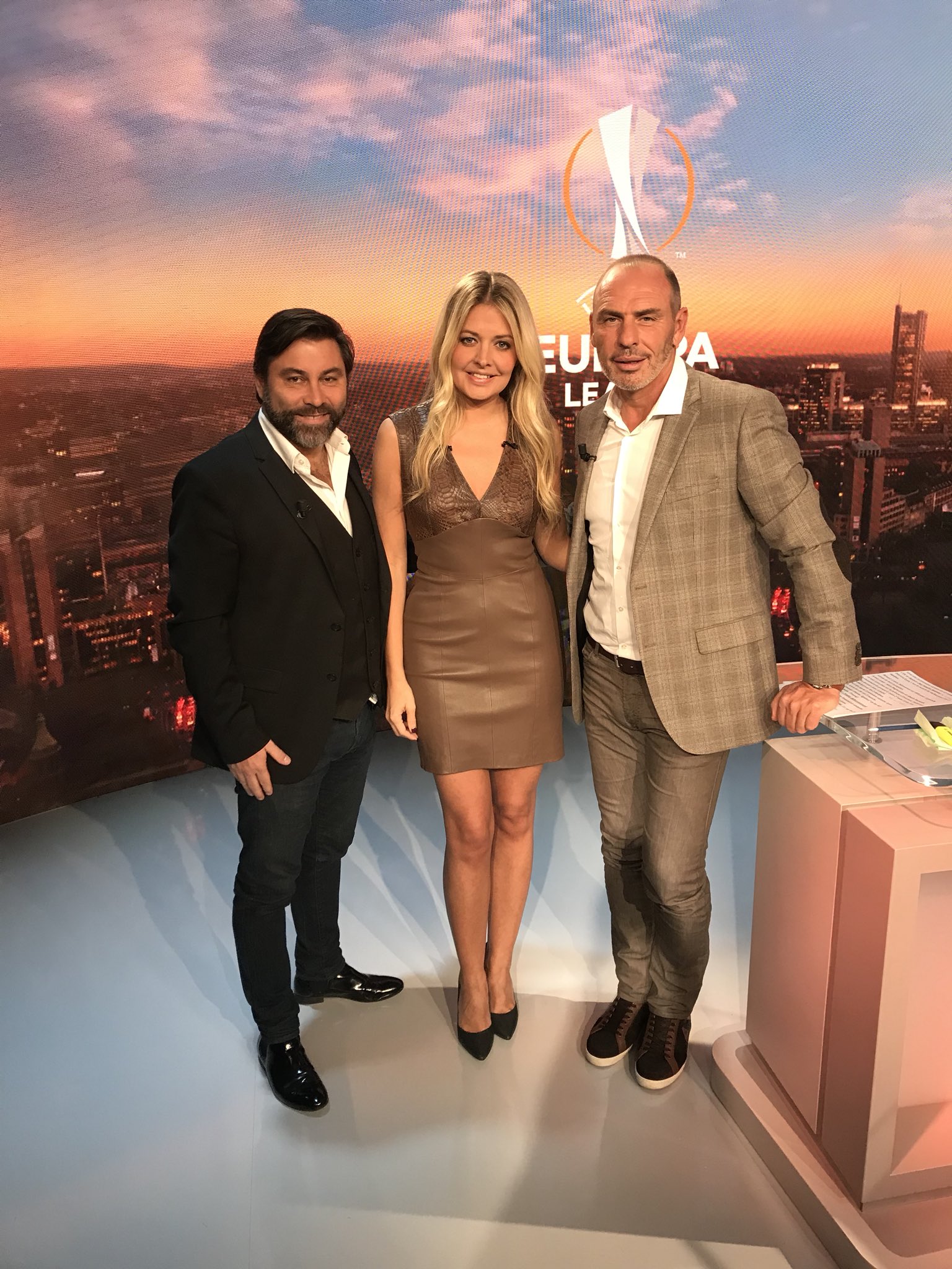 Carine Galli on Twitter: "On se retrouve dans quelques instants @W9