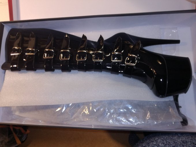 I got spoiled today! 😍 Got theese AMAZING #Pleasers from a fan, am so in love, Thank you so much dear<a href="/tag/pleasers"class="tags">#Pleasers</a>