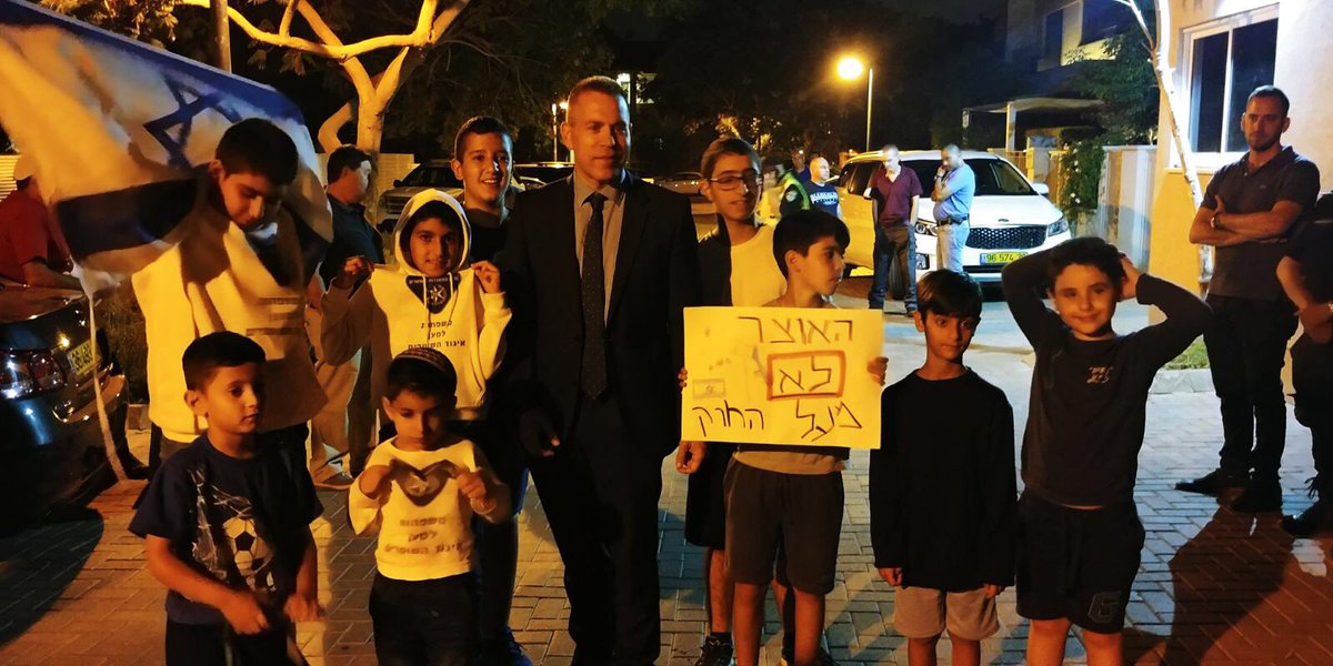 giladerdan1's tweet photo. פגשתי הערב ליד ביתי את נשות השוטרים שלנו ואת ילדיהן המקסימים. אעשה הכל כדי שהעוול המוסרי יתוקן וכדי שהשוטרים והגמלאים יקבלו את מה שנלקח מהם https://t.co/ECGmE3ORmH
