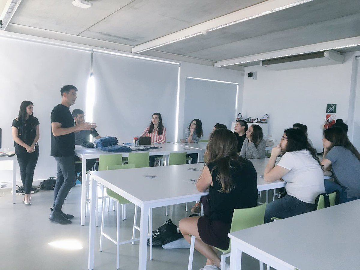 LaSiglo21's tweet photo. #Inspira21
Workshop de @rockandjeans en Experimenta 21 👖 https://t.co/4DDBOttfvb
