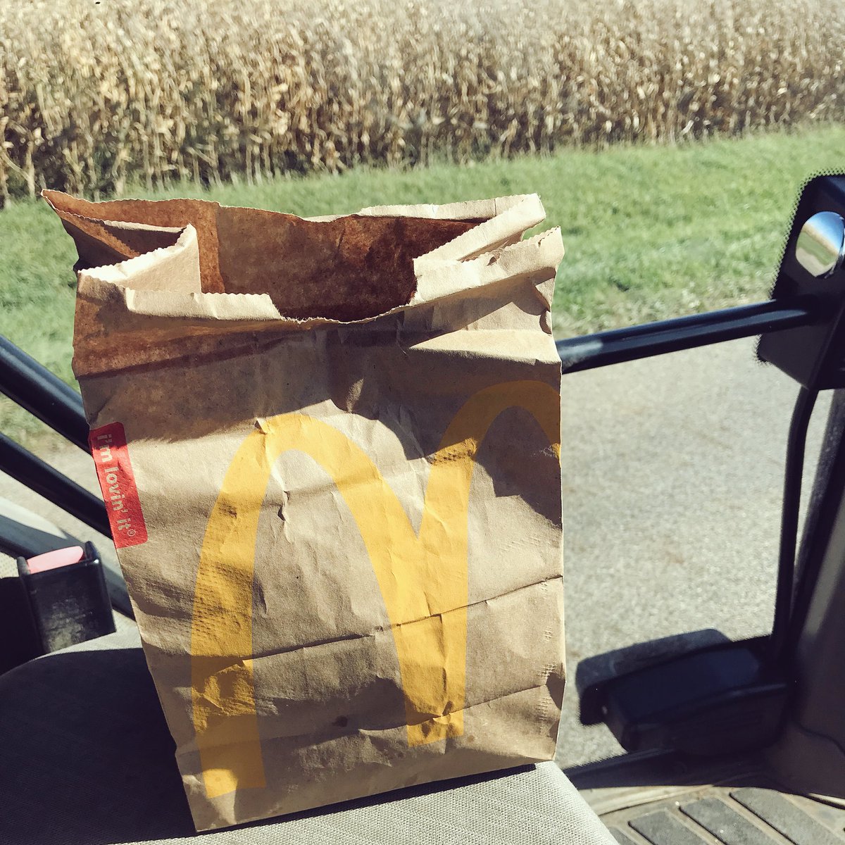 FarmKidBlog's tweet photo. Thanks, Mom. #fieldlunch #Harvest17 https://t.co/2hVYYzXDLR