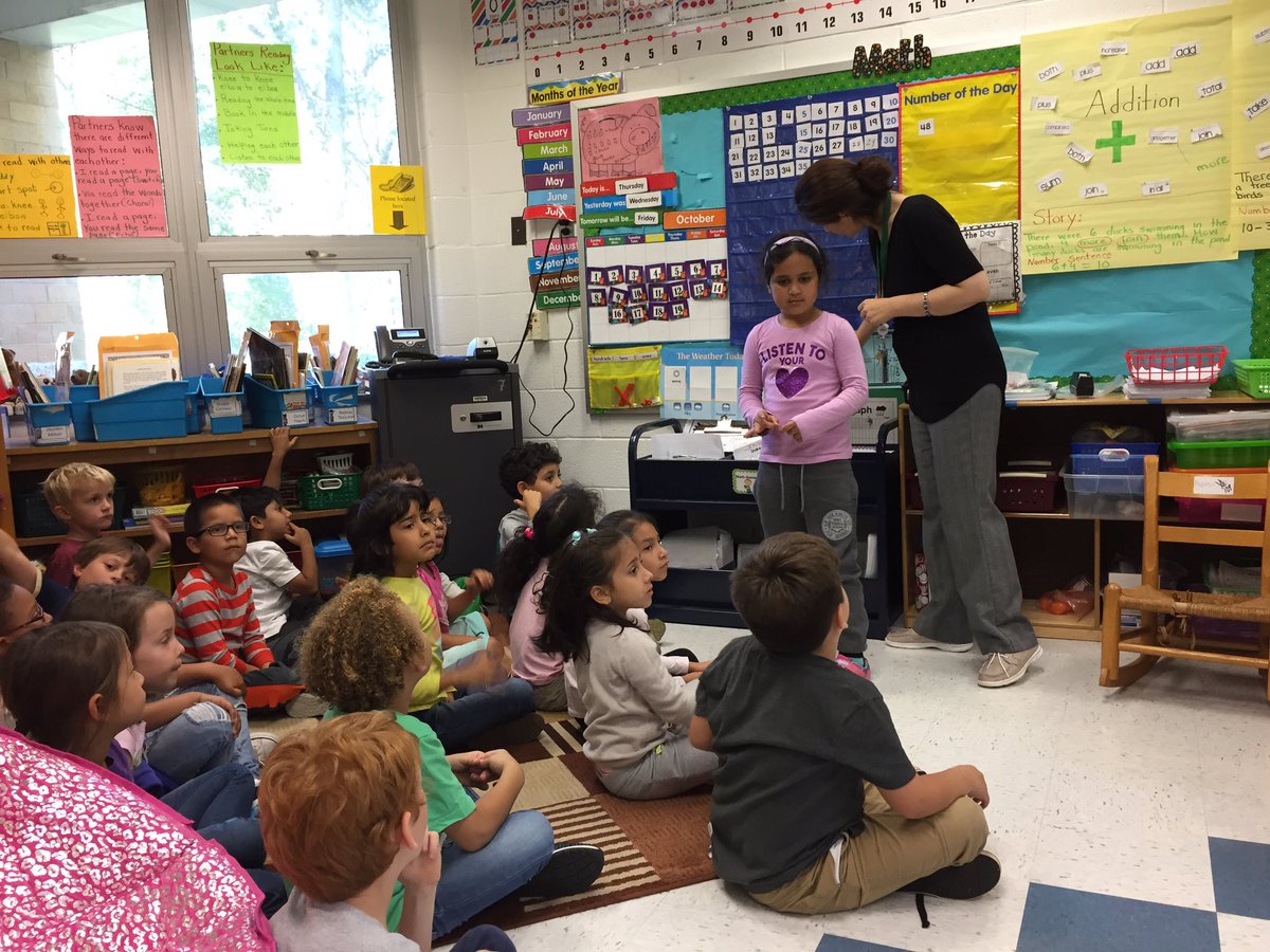 SaratogaESFCPS's tweet image. Mrs. Ayubi's class Practicing all the ways we use numbers during the day #Calendar #TellingTime #Countbackwards