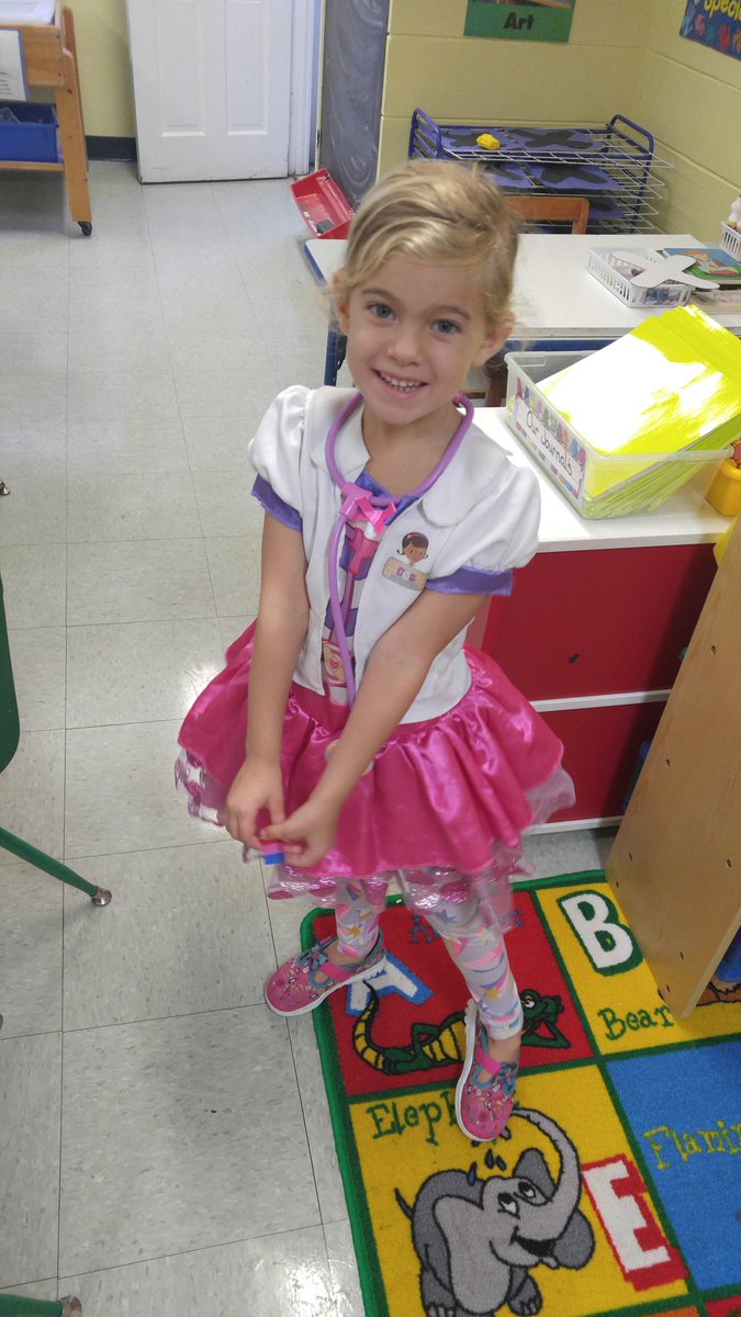 Alomaeclc's tweet photo. The Community Helper Parade was a lot of fun today.  #communityhelpers https://t.co/qc062c5Yvm