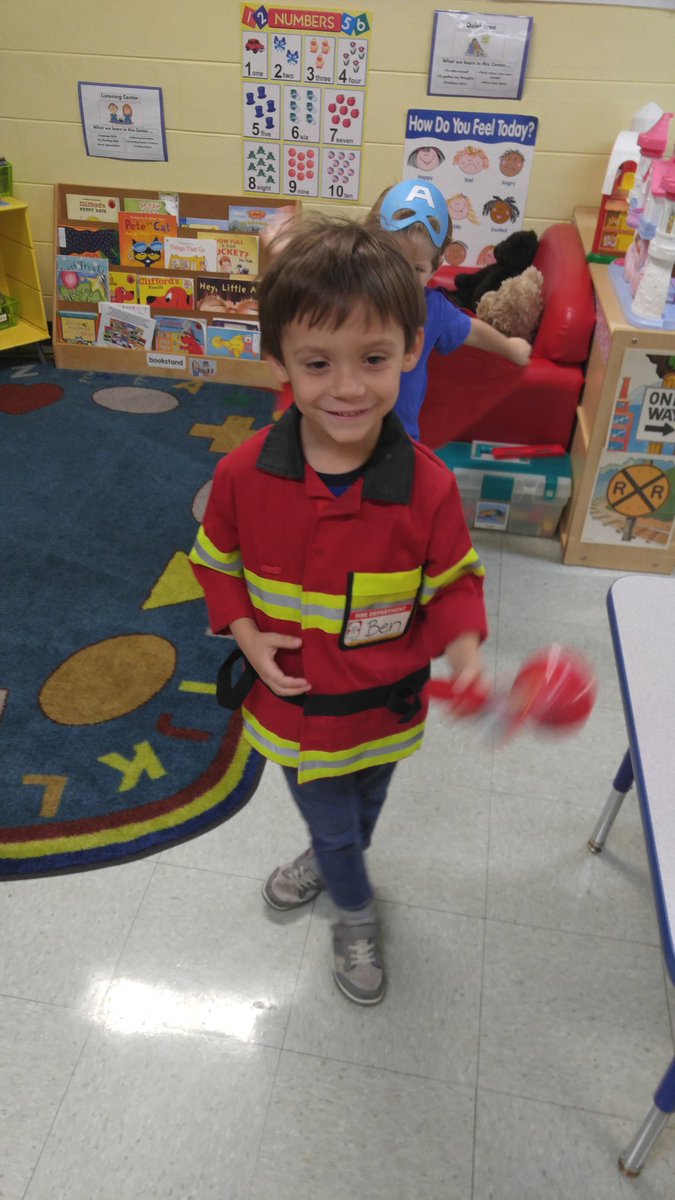 Alomaeclc's tweet photo. The Community Helper Parade was a lot of fun today.  #communityhelpers https://t.co/qc062c5Yvm