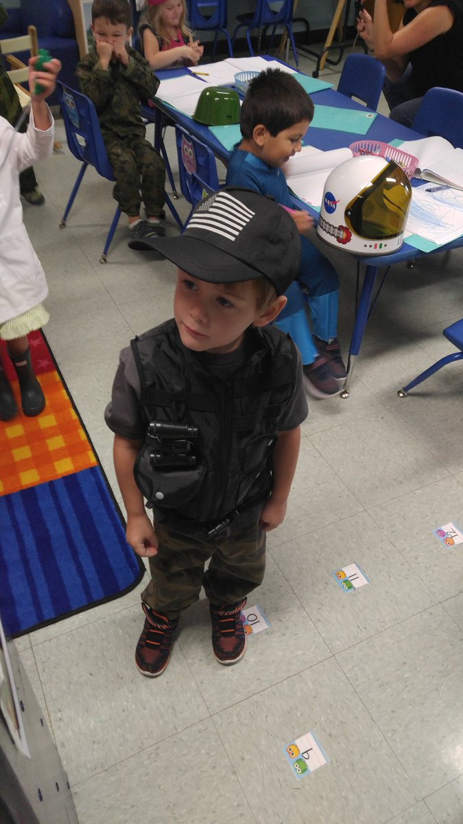 Alomaeclc's tweet photo. The Community Helper Parade was a lot of fun today.  #communityhelpers https://t.co/qc062c5Yvm