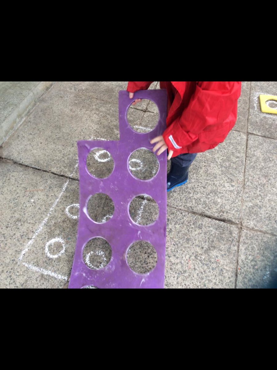 Chalking numicon shapes, Ladywell Children’s Centre <a href="/powyssch/">Ysgolion Powys</a> @calh13101 @BarnsleyLynwen <a href="/Numicon/">Numicon</a>