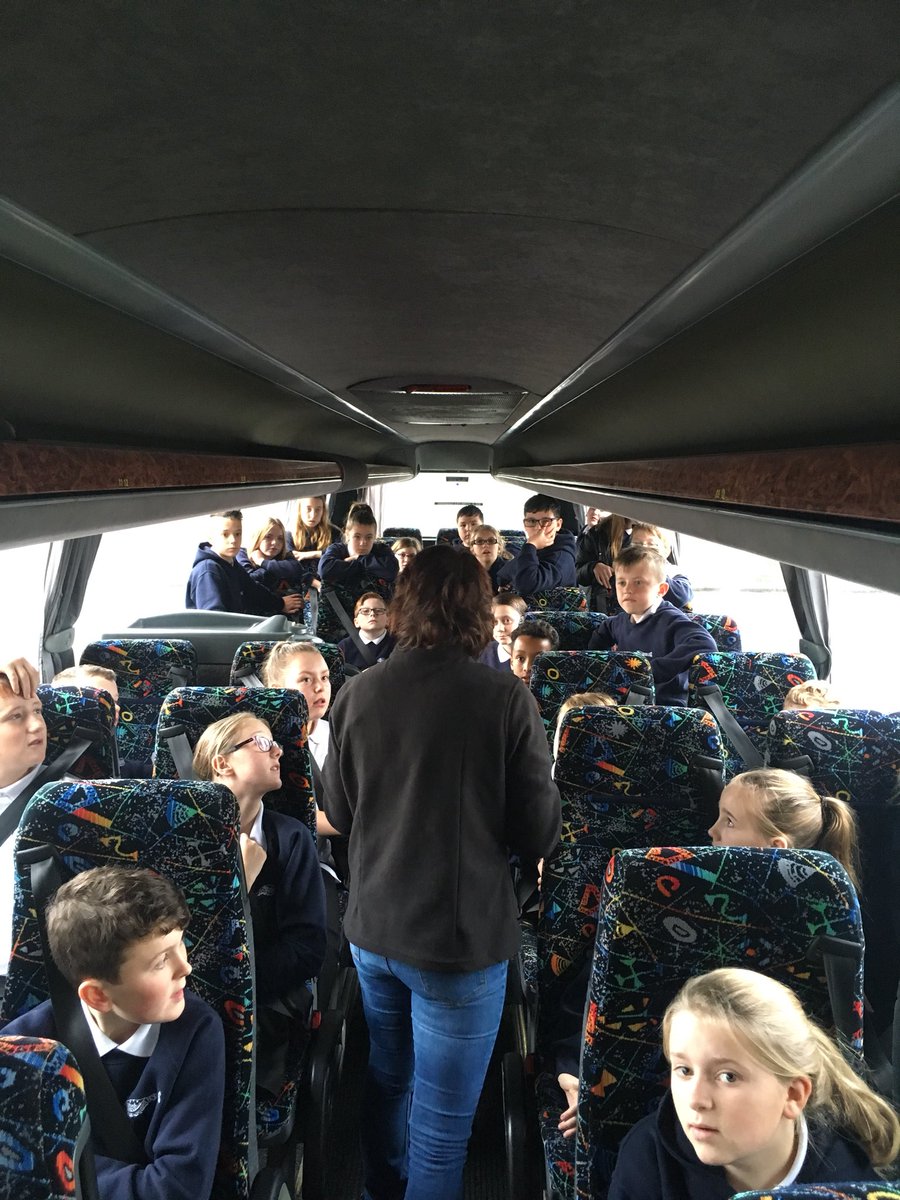 Bl7 yn derbyn hyfforddiant ar sut i fod yn ddiogel ar fws