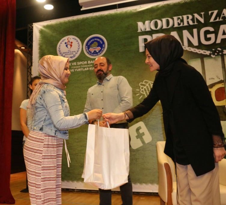 GSB_KYGM's tweet photo. Psikolog Tuba Karacan: "Soğuk tabiatlı olsalar da 🌵 kaktüsler de çiçek 🌸 açar..." 
Program gençlerin hediye🎁takdimi ile sona erdi. #Pranga https://t.co/q98s0siDsB