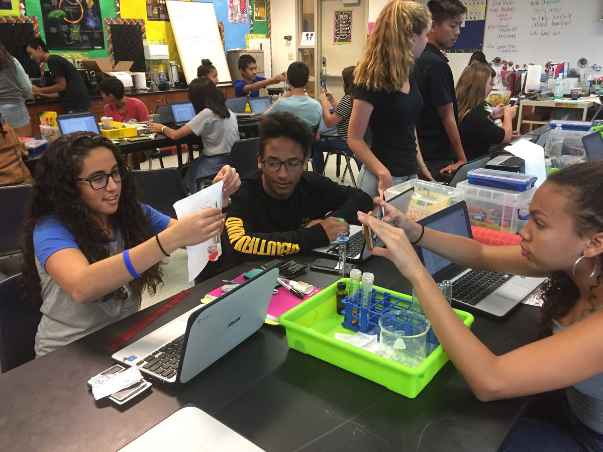 MrsKDiver's tweet photo. Pictures or it didn’t happen! Recording our data using the phone. #clawsup #gummiessubmerged @CaptGrizzly https://t.co/qIQVzI0I57