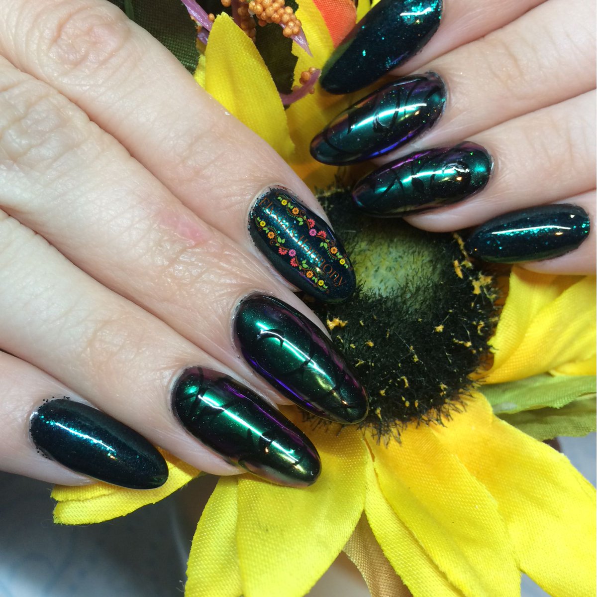 ElysiasHarmony's tweet photo. #naturalnails with @Gelish #commanderinchic from @NailHarmonyUk with #pigmemt and #glitter and freehand design. https://t.co/zMNNuMYYIk