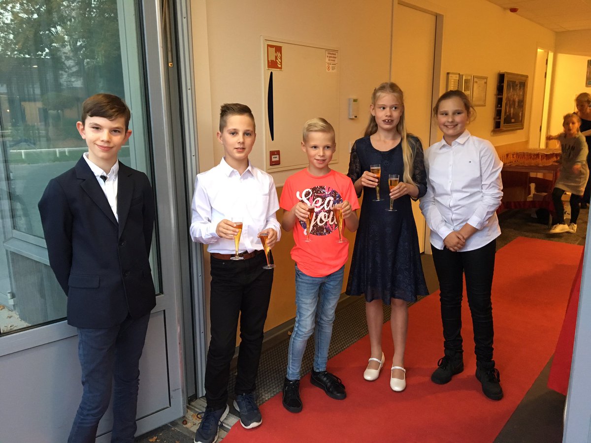 CBSDeBorgh's tweet photo. Het eerste boekenbal in Borger was een groot succes. Meer dan 400 mensen kwamen over de rode loper in het Hunzehuys. https://t.co/m8jhv3fCwX