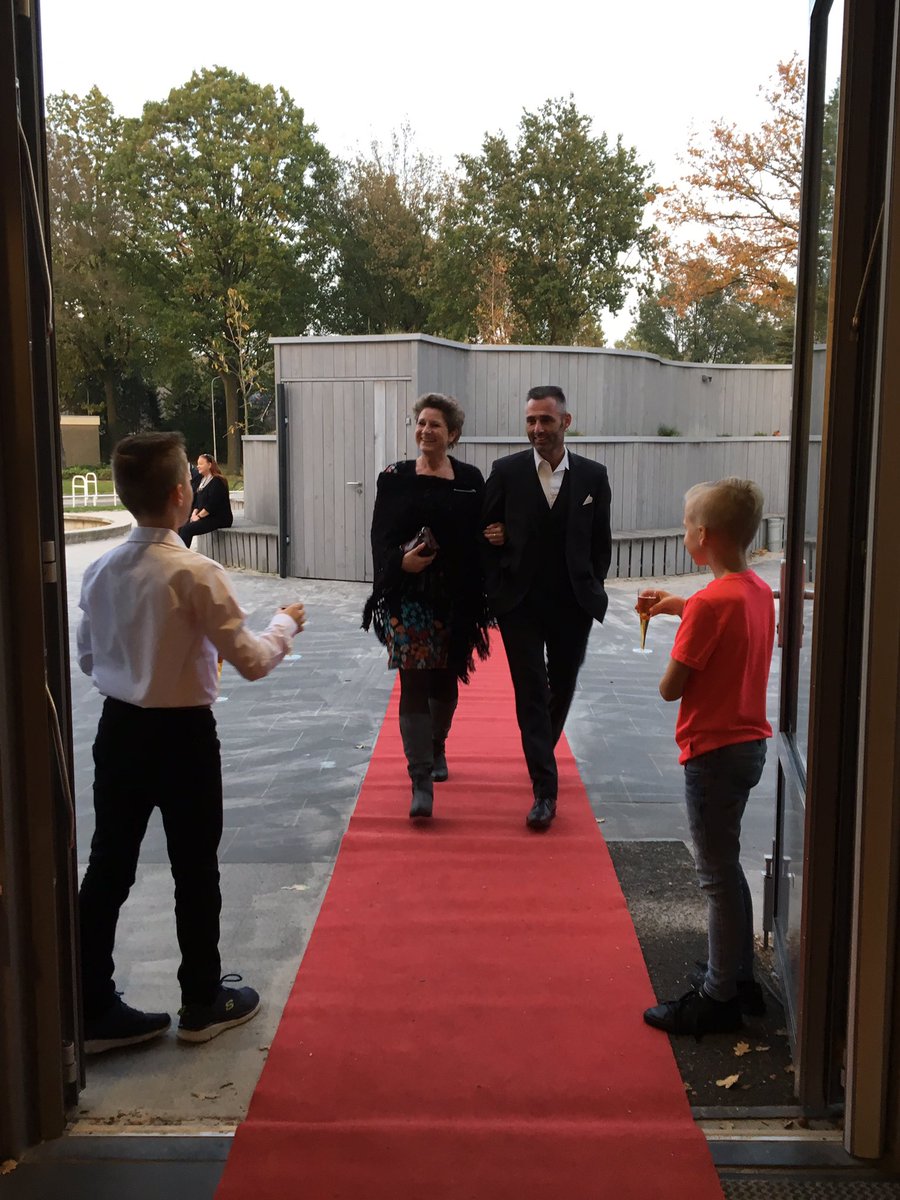 CBSDeBorgh's tweet photo. Het eerste boekenbal in Borger was een groot succes. Meer dan 400 mensen kwamen over de rode loper in het Hunzehuys. https://t.co/m8jhv3fCwX