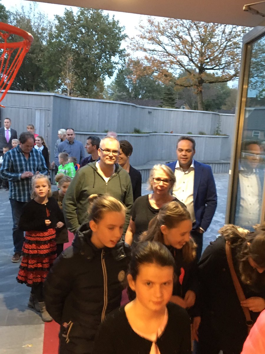 CBSDeBorgh's tweet photo. Het eerste boekenbal in Borger was een groot succes. Meer dan 400 mensen kwamen over de rode loper in het Hunzehuys. https://t.co/m8jhv3fCwX