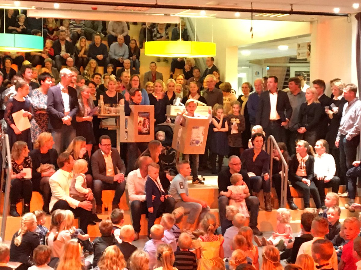 CBSDeBorgh's tweet photo. De uitreiking van de gouden griffel en de zilveren penseel was spannend, resp. gewonnen door groep 6/7a en groep 1/2a. https://t.co/HKctp1YM7L