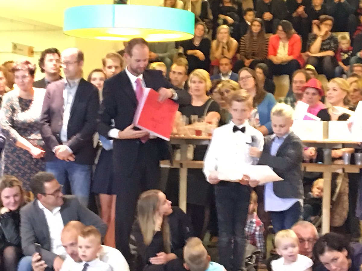 CBSDeBorgh's tweet photo. De uitreiking van de gouden griffel en de zilveren penseel was spannend, resp. gewonnen door groep 6/7a en groep 1/2a. https://t.co/HKctp1YM7L
