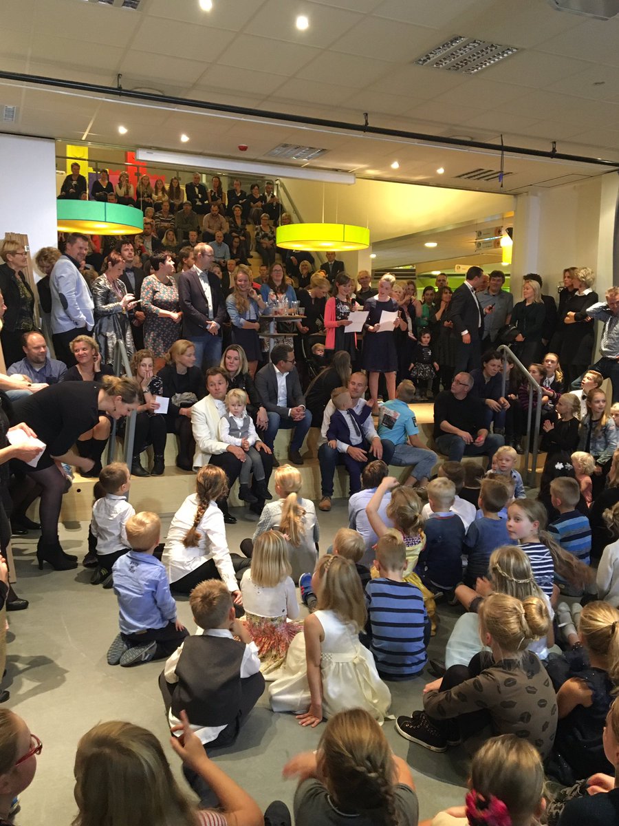 CBSDeBorgh's tweet photo. De uitreiking van de gouden griffel en de zilveren penseel was spannend, resp. gewonnen door groep 6/7a en groep 1/2a. https://t.co/HKctp1YM7L