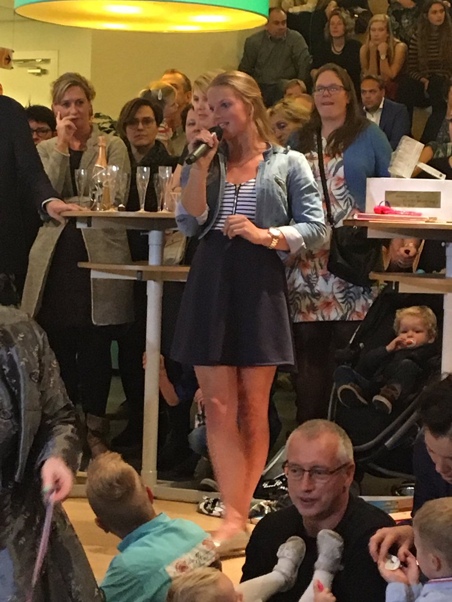 CBSDeBorgh's tweet photo. De uitreiking van de gouden griffel en de zilveren penseel was spannend, resp. gewonnen door groep 6/7a en groep 1/2a. https://t.co/HKctp1YM7L