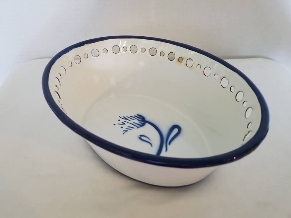 JunkYardBlonde's tweet photo. Vintage Blue &amp; White Enamelware Bowl,Farmhouse, French Country,1… https://t.co/mqpr37Ujt3 #JunkyardBlonde #Farmhouse https://t.co/LpgvY8LERN