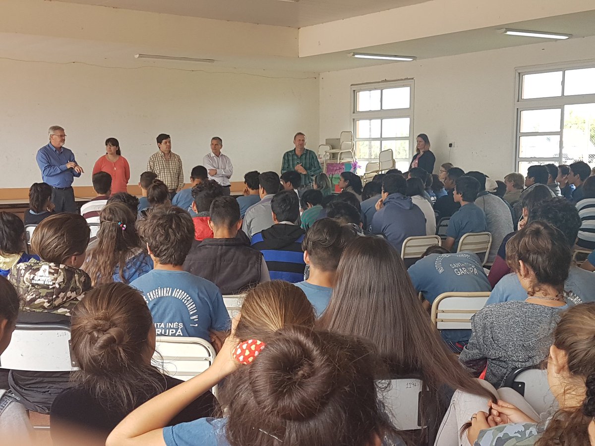 jalbertogalarza's tweet photo. #IEA7 Garupá entregando Plantines y visitando la escuela. Charlas con los estudiantes. @misioneseduca @INETetp https://t.co/PrX1mfvZA4
