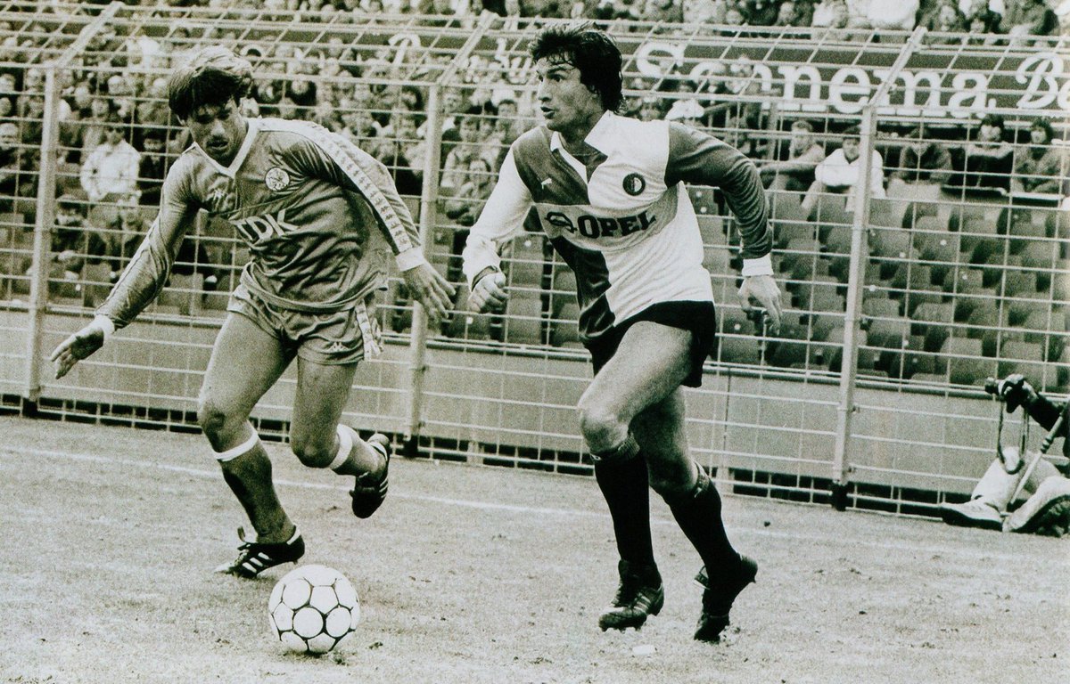 OldFootball11's tweet photo. #Feyenoord v #Ajax 3-1
#TscheuLaLing and #RobDeWit
#feyaja 1985/86 https://t.co/Q42Tb6DZ8p