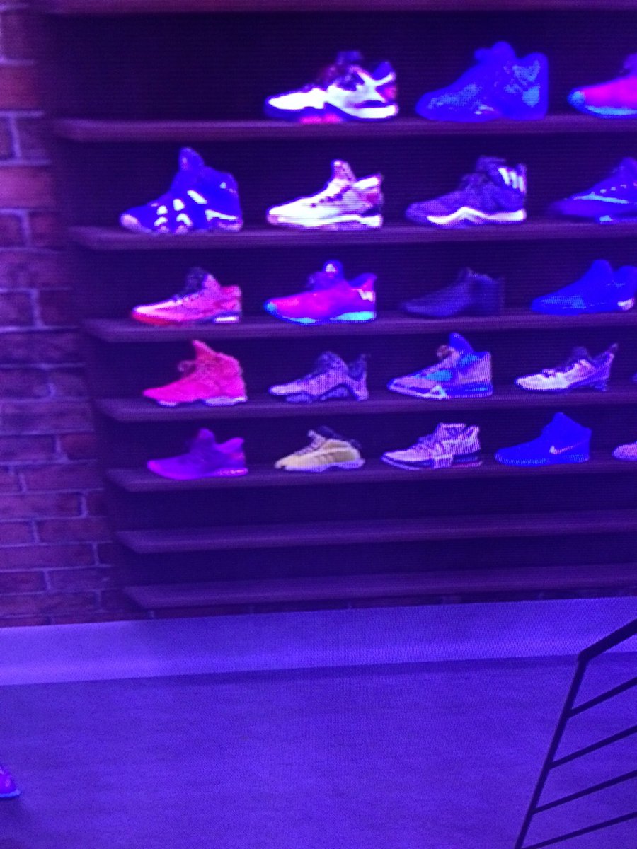 StephLikesCurry's tweet photo. @Beluba I just wanted to know if you guys will fix the glitch where do don’t have our customs shoes in our closet https://t.co/dmgiFxMJ1W