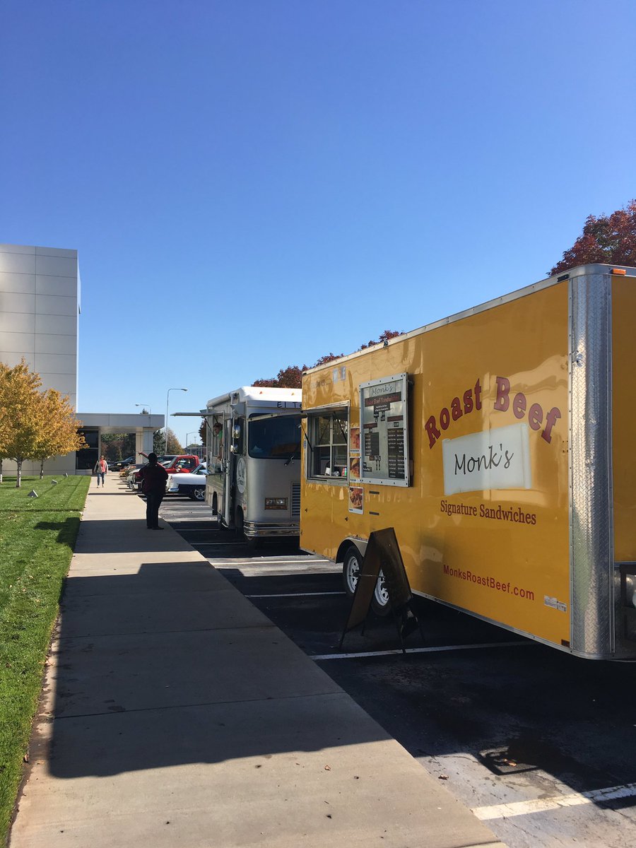 AWGSupportCtr's tweet photo. Our KC team enjoyed today's sunshine with a food truck lunch and employee classic car show! #teamAWG https://t.co/inJQplxTk5