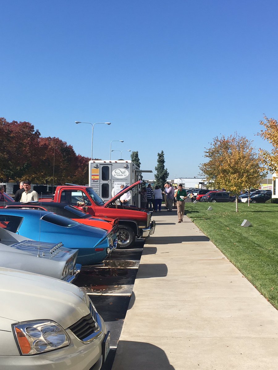 AWGSupportCtr's tweet photo. Our KC team enjoyed today's sunshine with a food truck lunch and employee classic car show! #teamAWG https://t.co/inJQplxTk5