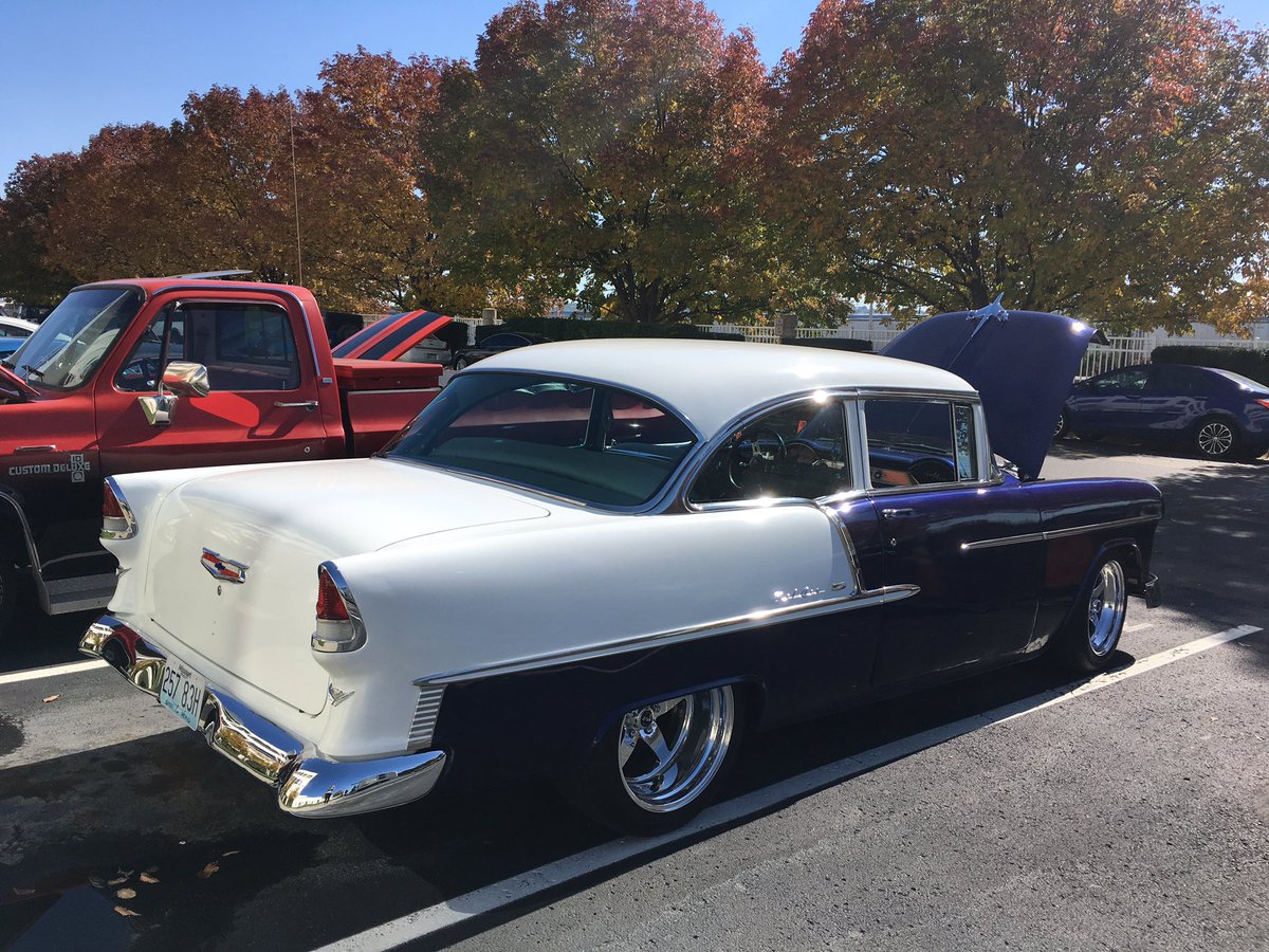 AWGSupportCtr's tweet photo. Our KC team enjoyed today's sunshine with a food truck lunch and employee classic car show! #teamAWG https://t.co/inJQplxTk5