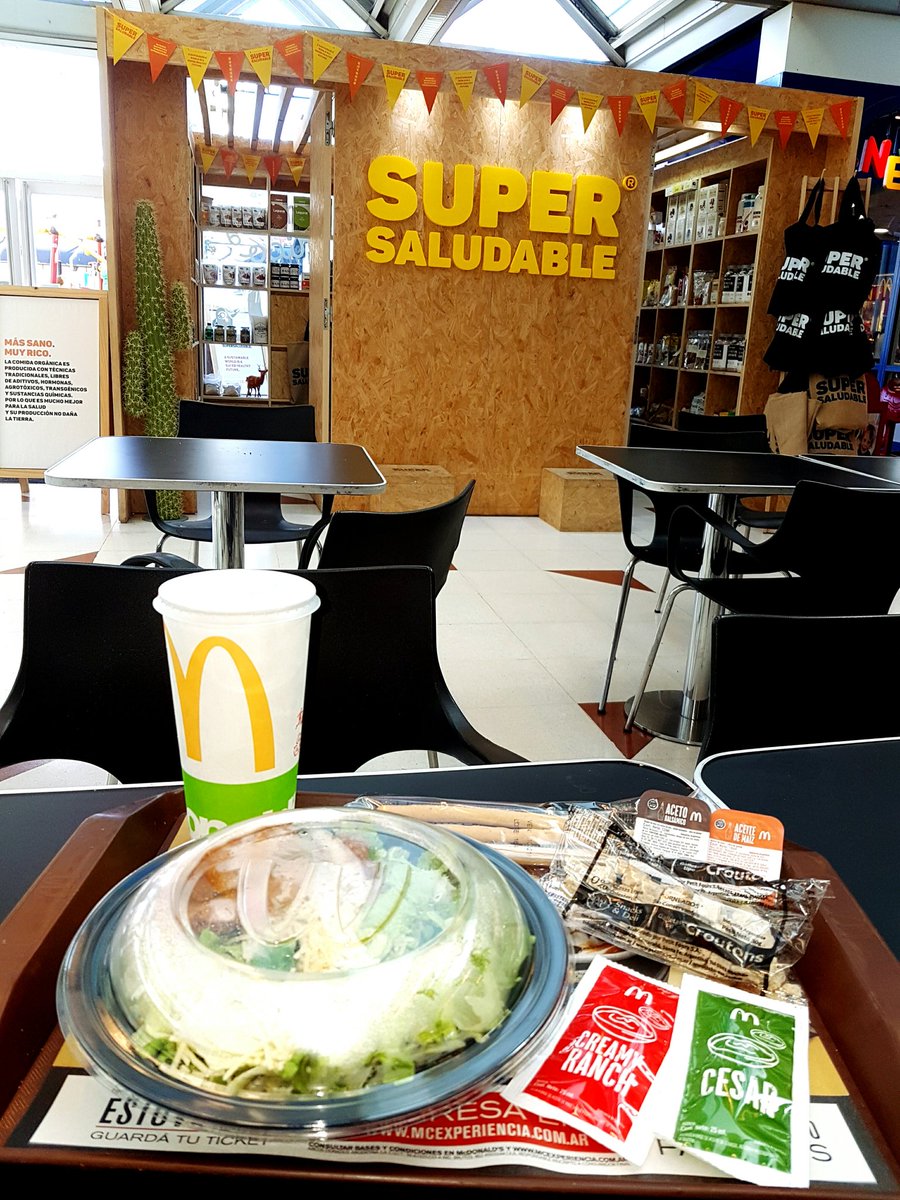 EleoValentini's tweet photo. ¿Viste cuando decidís comerte una ensaladita y después la cagas? Bueno así! 🙊 #EnsaladaCaesar #AbuelaGoya #PaseoAlcorta https://t.co/iN4tsvvcWN