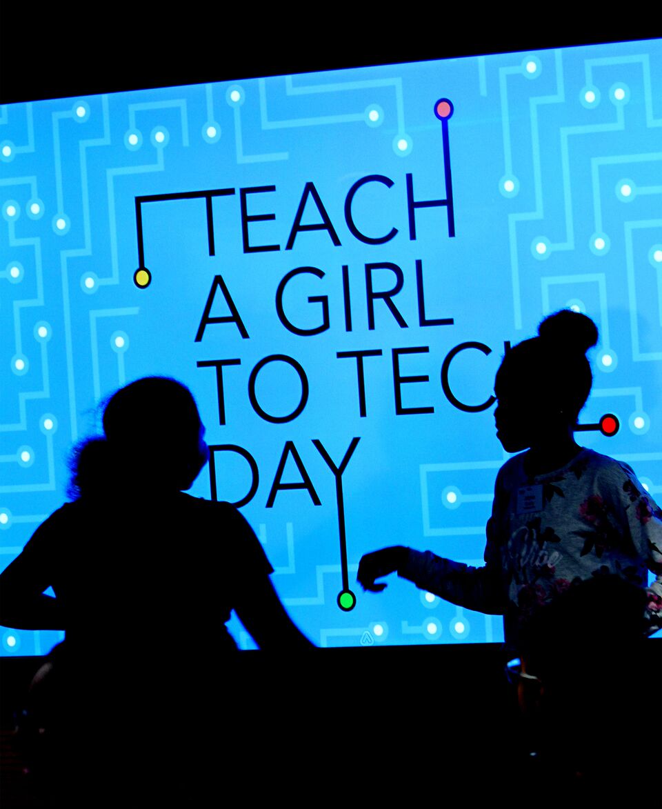 ESA_Foundation's tweet image. #TBT: Thanks @BooleanGirlProj for providing 60 #futuregamedevs #STEM kits for our Teach a Girl to Tech event! Photo credit: Sharon Farmer.