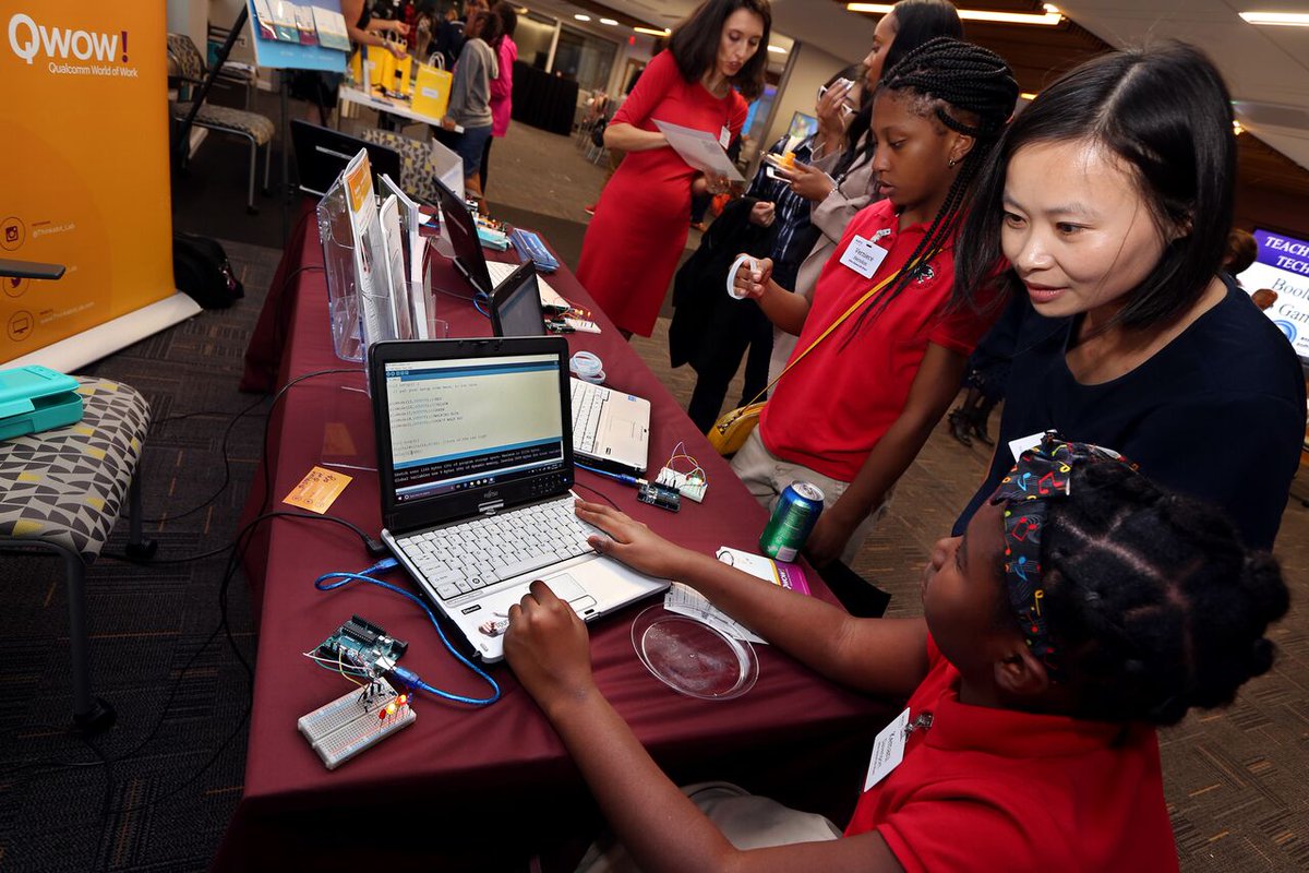 ESA_Foundation's tweet image. #TBT: Thanks @BooleanGirlProj for providing 60 #futuregamedevs #STEM kits for our Teach a Girl to Tech event! Photo credit: Sharon Farmer.