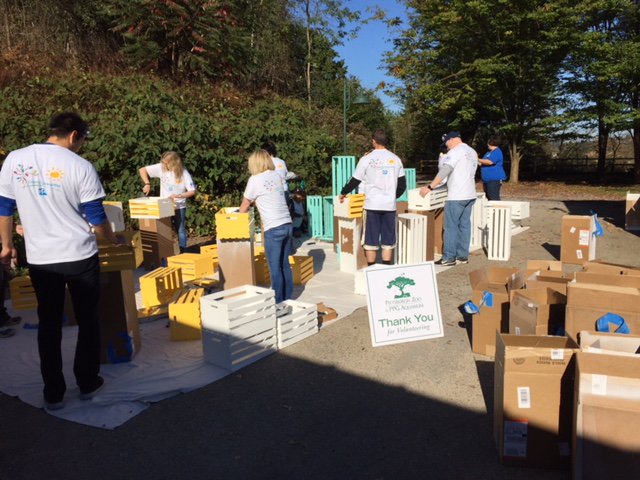 PghZoo's tweet photo. Thanks to @unitedwaySWPA, @PPG & @ppg_communities for your help in making the Zoo beautiful as part of the #ColorfulDayofCaring https://t.co/jsZFmbC1su