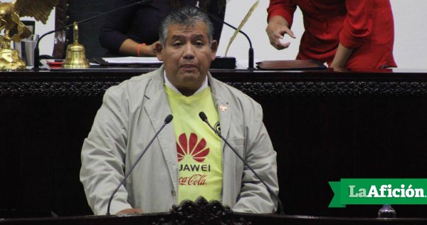 Milenio's tweet photo. La clase política siempre pendiente de las PRIORIDADES https://t.co/NNtCOkvBm2  Diputado se presenta al Congreso con playera de @ClubAmerica https://t.co/xgweWU16Bg