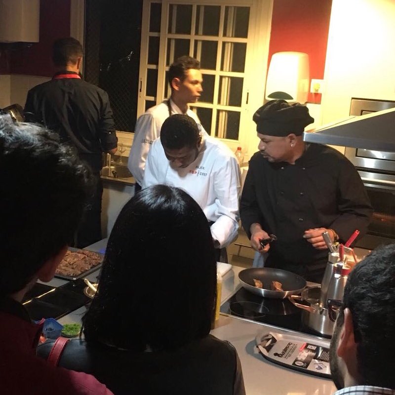 atrapalo's tweet photo. Cocina llena y mucha expectación por hincarle el diente a los platazos que están preparando los chefs #SecretTasting https://t.co/NHBysxNQ6G