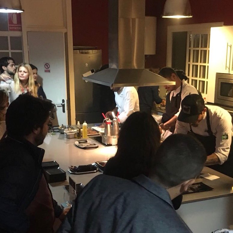 atrapalo's tweet photo. Cocina llena y mucha expectación por hincarle el diente a los platazos que están preparando los chefs #SecretTasting https://t.co/NHBysxNQ6G