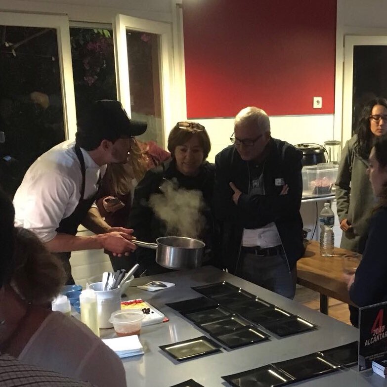 atrapalo's tweet photo. Cocina llena y mucha expectación por hincarle el diente a los platazos que están preparando los chefs #SecretTasting https://t.co/NHBysxNQ6G