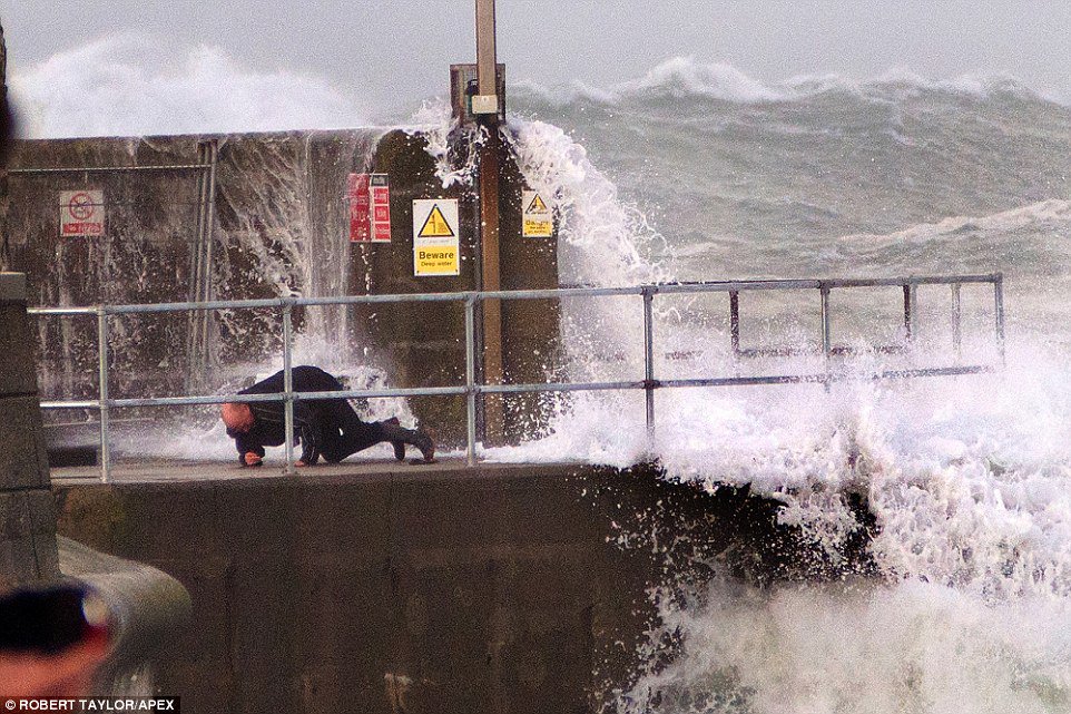 CRTNewquay's tweet photo. Storm warnings in place this weekend #Newquay 
Please take care
Stay clear of the sea
A photograph is not worth your life
#StormBrian https://t.co/6M6xz6X3vh