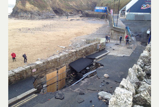 CRTNewquay's tweet photo. Storm warnings in place this weekend #Newquay 
Please take care
Stay clear of the sea
A photograph is not worth your life
#StormBrian https://t.co/6M6xz6X3vh