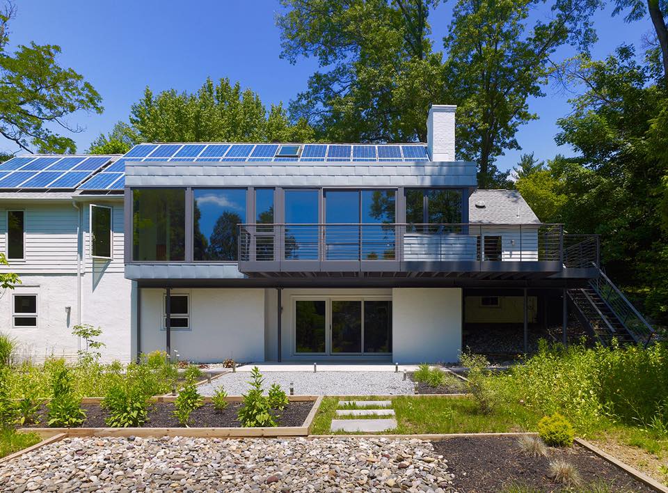 Evolve_Build's tweet image. Happy #ThrowbackThursday 🏡This full energy retrofit of an old house has a #LEEDplatinum certification. Michael Sebright, under Energy Reconsidered, served as an energy consultant for this renovation. MORE: goo.gl/t5KQ5B #tbt #evolvebuildtbt #sustainable #passivehouse