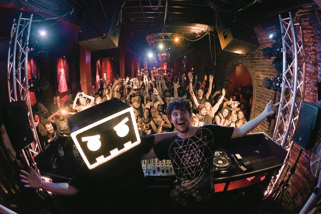Tonight at #PoundFridays we've got <a href="/BarelyAliveUS/">BARELY ALIVE</a> &amp; <a href="/Virtual_Riot/">Vir✝ual Rio✝ (94%)</a> fixing to throw down the filth!

Tickets - bit.ly/barely-alive-v…
