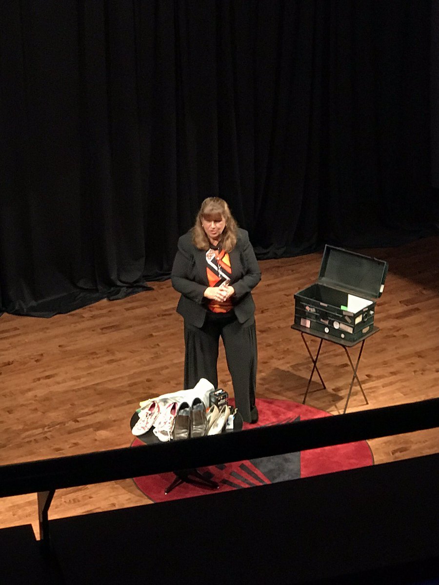 A_Ninhja's tweet image. .@kim_craig is like a magician revealing her secrets...unveiling her legal innovation and process improvement tricks #finlegaltech