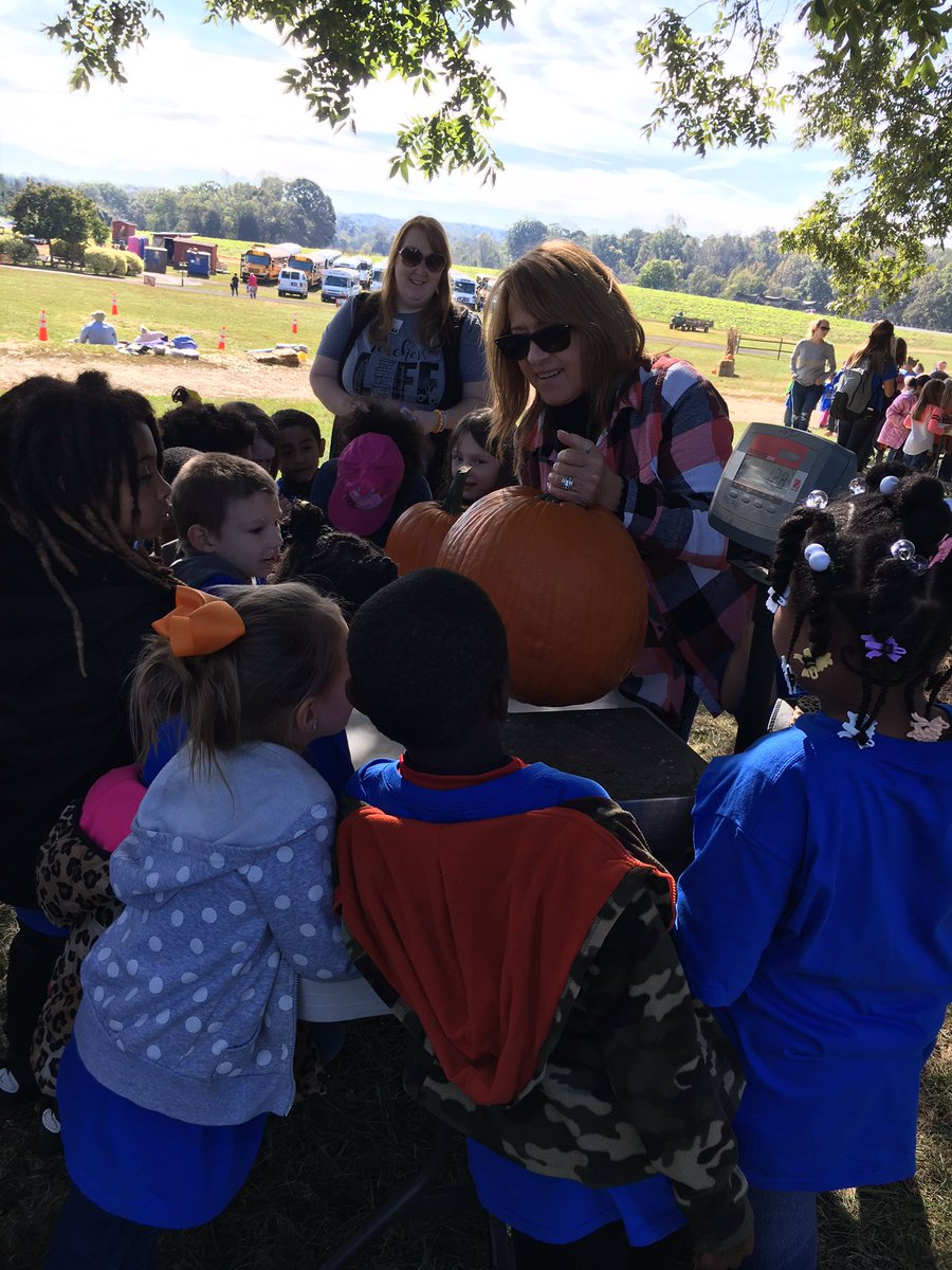mrsbcarrigan's tweet photo. We had so much fun at the pumpkin patch today! ๐@wmirvinelem #irvinignites #kindergarten #pattersonfarms https://t.co/kIOXB8zMhc