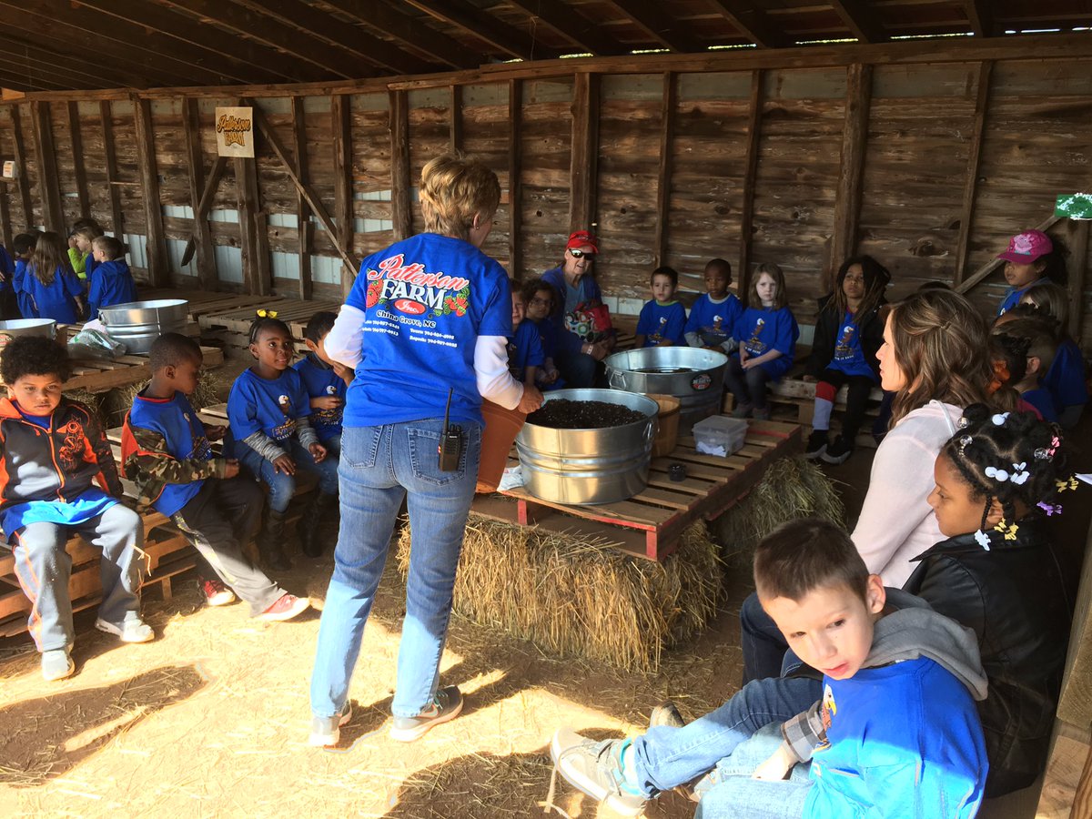 mrsbcarrigan's tweet photo. We had so much fun at the pumpkin patch today! ๐@wmirvinelem #irvinignites #kindergarten #pattersonfarms https://t.co/kIOXB8zMhc