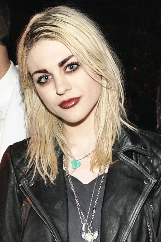 ▸∫ Nombre: Skyler Daugherty.
▸∫ Faceclaim: Frances Bean Cobain.
